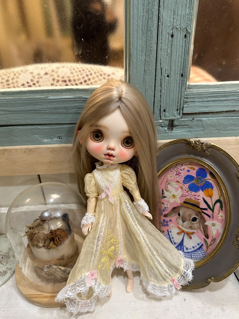 Vintage Elegance BLYTHE Doll Outfit: Creamy Yellow Dress & Matching Socks, Handcrafted Collectible Accessories - Image 3