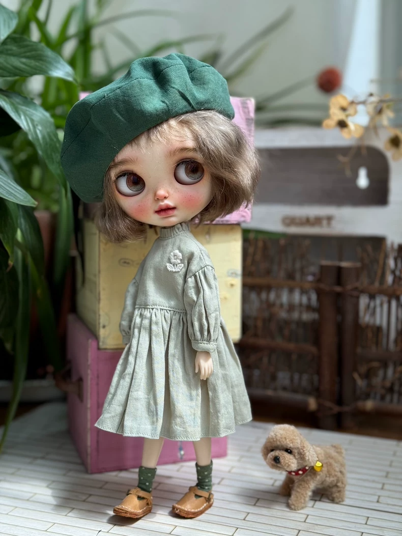 Chic French Blythe Doll Outfit: Mint Dress & Beret Set – Elegant & Playful - Image 1