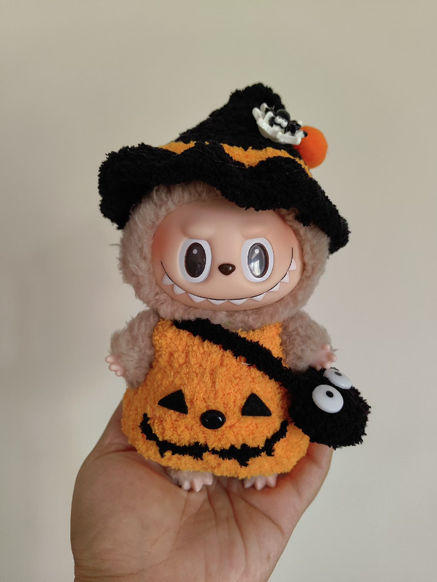 Whimsical Halloween Pumpkin Witch Costume for Labubu Dolls – Festive & Durable Plush Outfit - Image 1
