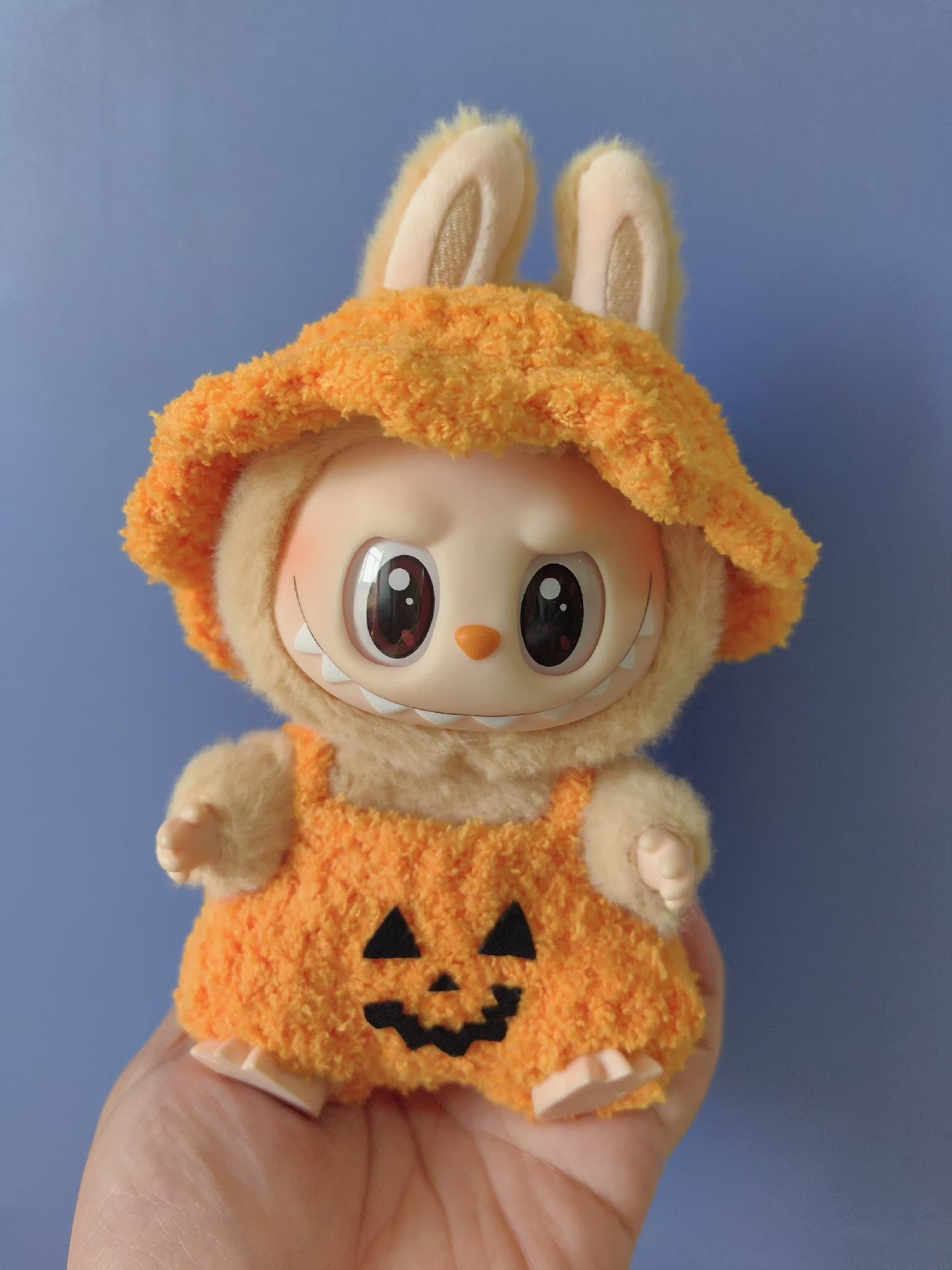 Adorable Halloween Pumpkin Costume for Labubu Dolls – Festive Orange Jack-O'-Lantern Outfit - Image 2