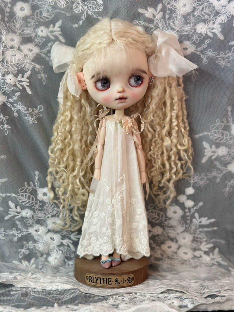 Vintage Lace Blythe Doll Dress: Elegant Floral Outfit for ob24 & More - Image 1