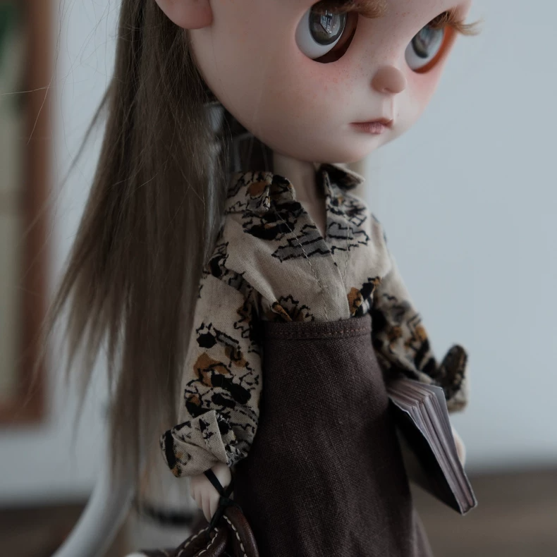 Chic BLYTHE Outfit: British Cotton Semi-Formal Blouse & Skirt Set for Collectors - Image 9