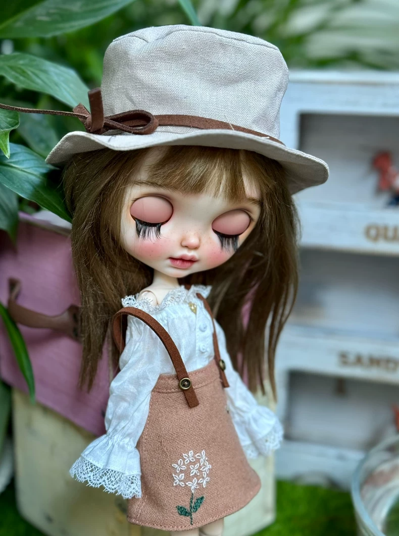 Vintage-Meets-Modern Blythe Doll Outfit: Polka Dot Blouse & Floral Skirt with Cozy Knit Hat - Image 4