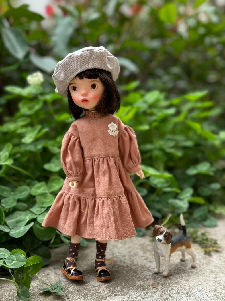Vintage Elegance Blythe Doll Outfit – Floral Dress, Beret & Socks - Image 1