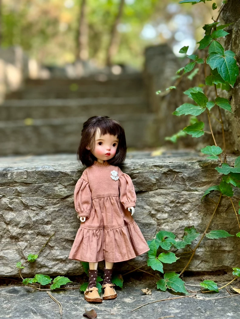 Vintage Elegance Blythe Doll Outfit – Floral Dress, Beret & Socks - Image 2