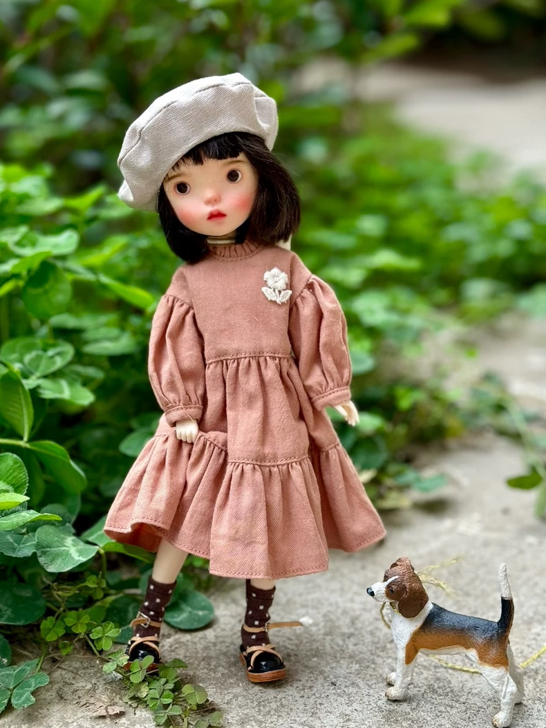 Vintage Elegance Blythe Doll Outfit – Floral Dress, Beret & Socks - Image 3
