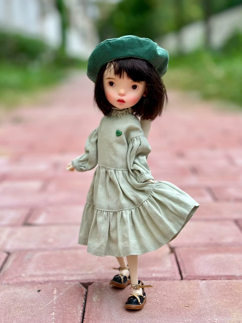 Vintage Elegance Blythe Doll Outfit – Floral Dress, Beret & Socks - Image 5