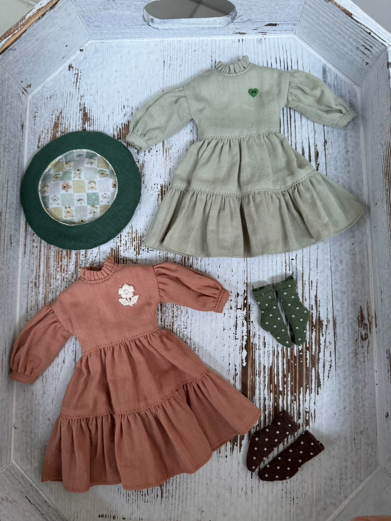 Vintage Elegance Blythe Doll Outfit – Floral Dress, Beret & Socks - Image 6