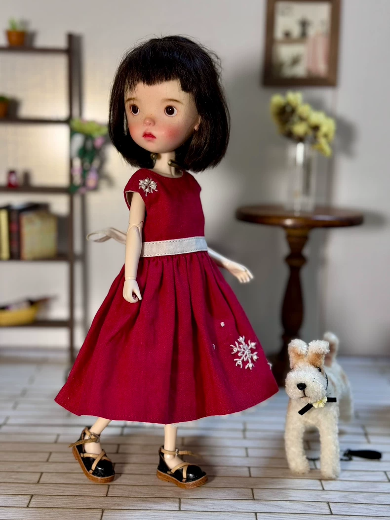 Vintage Christmas BLYTHE Doll Outfit – Elegant Red Dress with Hat & Accessories - Image 6