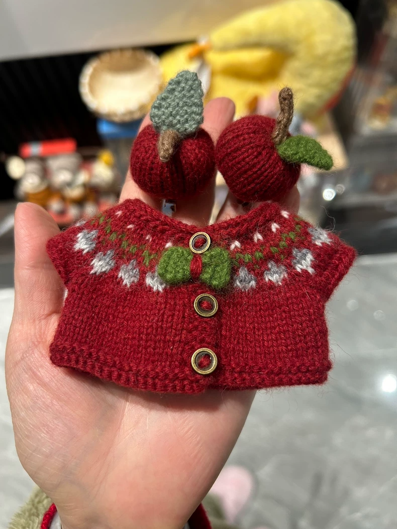 Adorable LABUBU Festive Outfit – Cozy Red Sweater & Knit Hat Set for Collectors - Image 4