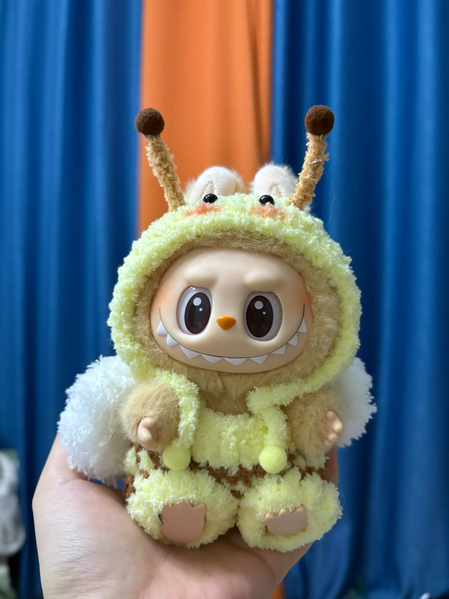 Adorable Bee Outfit for Labubu Dolls – Plush & Vibrant Costume with Wings & Antennae - Image 1