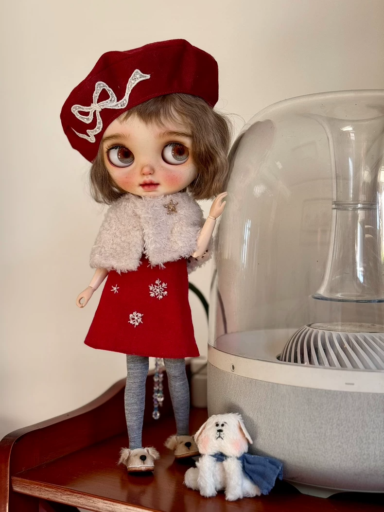 Vintage Christmas Blythe Doll Outfit – Red Snowflake Dress, Beret & Fur Stole - Image 1