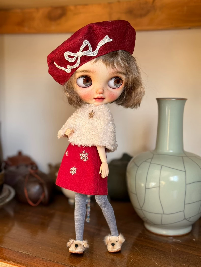 Vintage Christmas Blythe Doll Outfit – Red Snowflake Dress, Beret & Fur Stole - Image 3