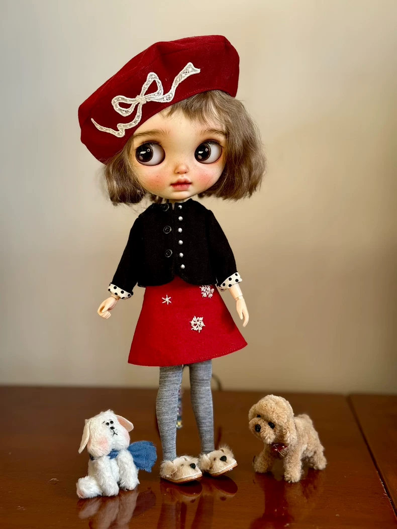 Vintage Christmas Blythe Doll Outfit – Red Snowflake Dress, Beret & Fur Stole - Image 4
