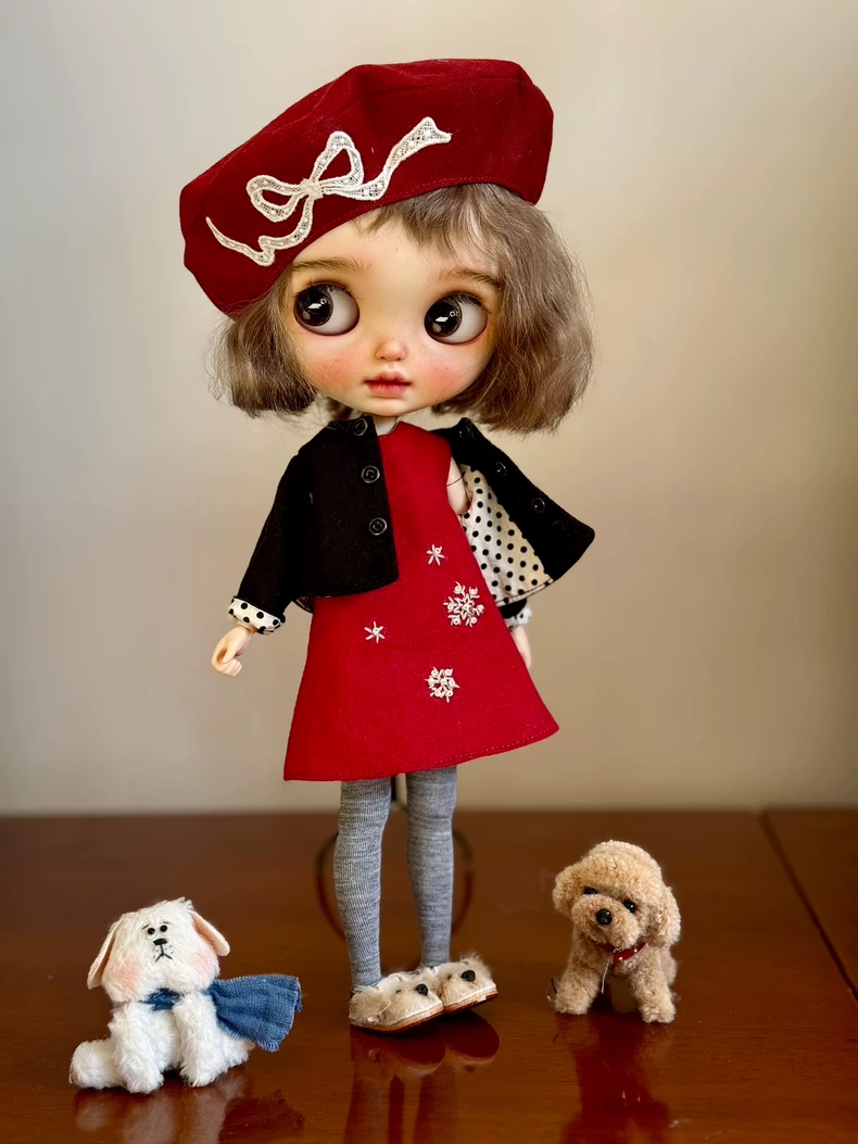 Vintage Christmas Blythe Doll Outfit – Red Snowflake Dress, Beret & Fur Stole - Image 5