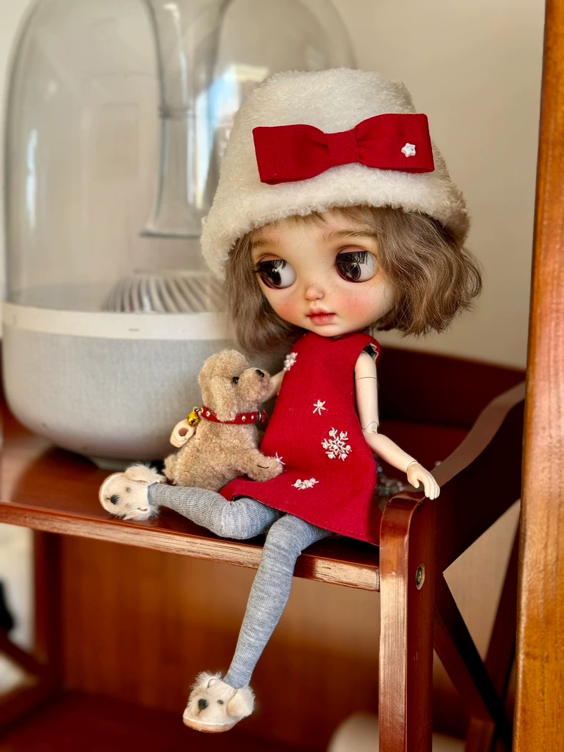 Vintage Christmas Blythe Doll Outfit – Red Snowflake Dress, Beret & Fur Stole - Image 7