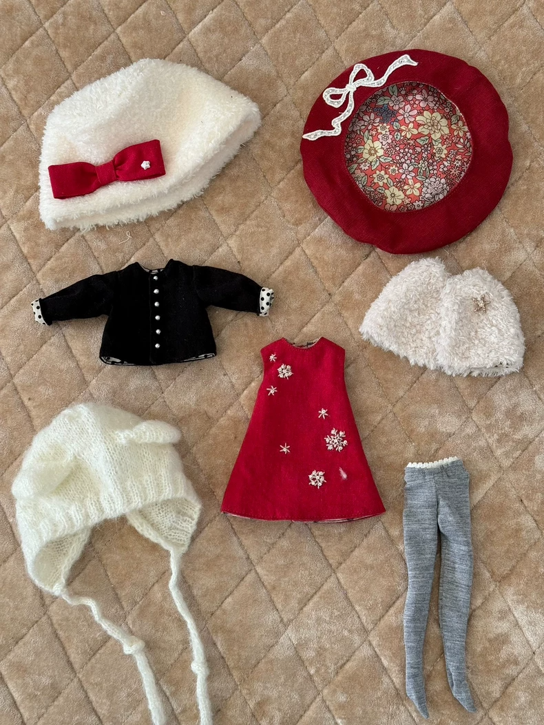 Vintage Christmas Blythe Doll Outfit – Red Snowflake Dress, Beret & Fur Stole - Image 8