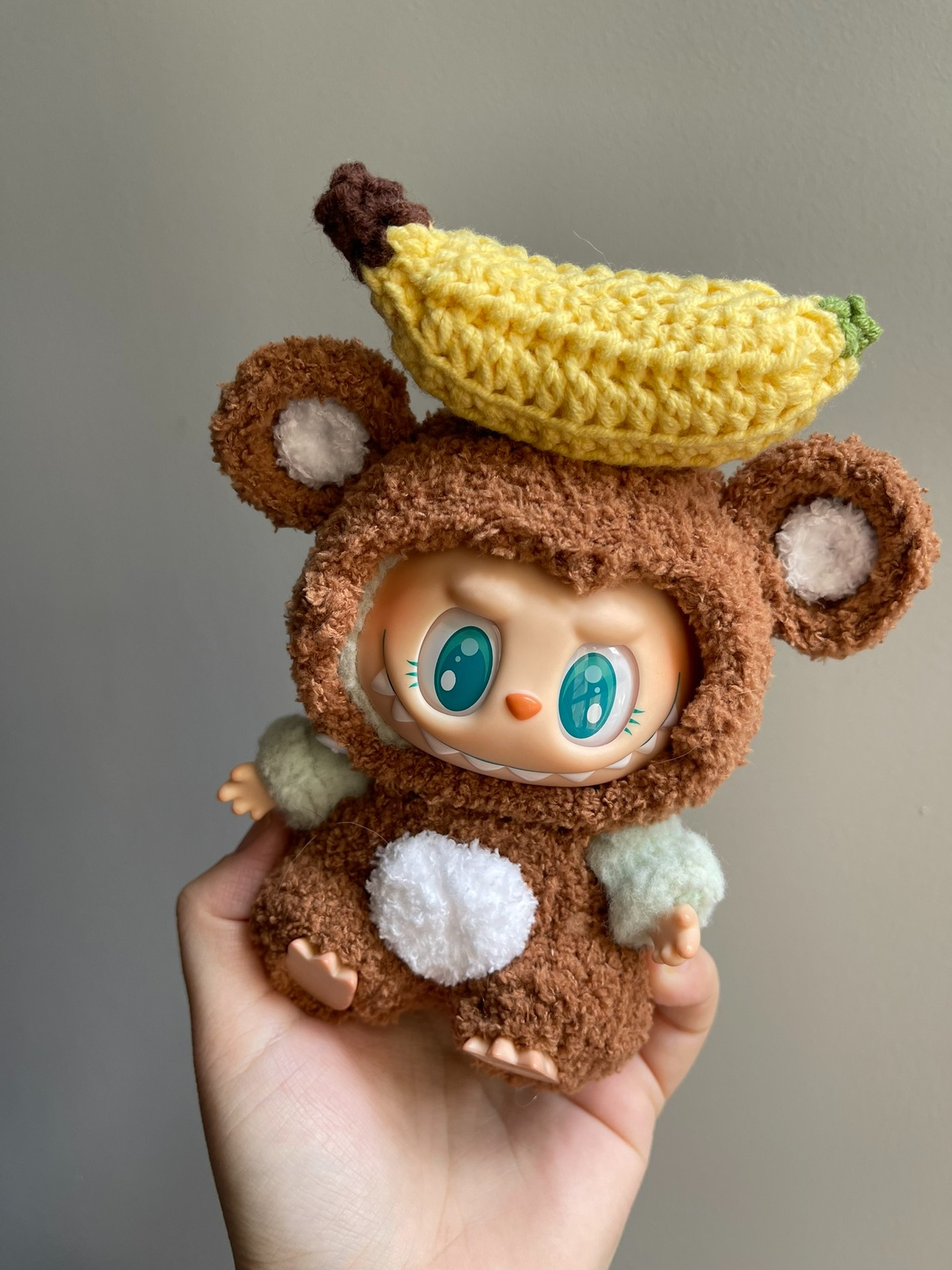 Adorable Labubu Monkey Outfit with Banana Hat – Plush & Playful Doll Clothes for Collectors - Image 1