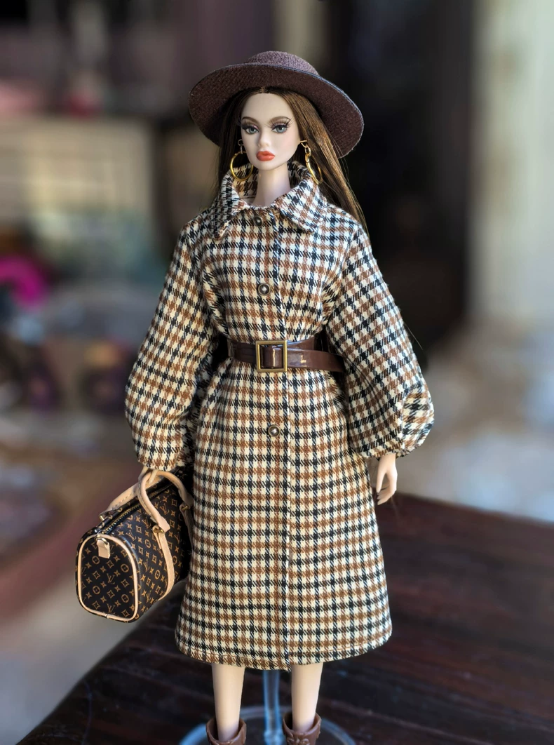 Vintage Plaid Doll Outfit: Elegant Trench Coat, Hat & Accessories for 1/6 Scale Dolls – Premium Collectible Set - Image 1