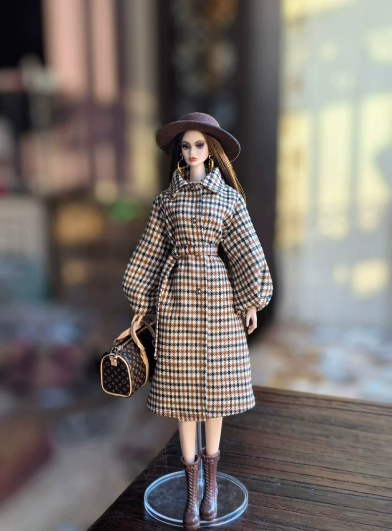 Vintage Plaid Doll Outfit: Elegant Trench Coat, Hat & Accessories for 1/6 Scale Dolls – Premium Collectible Set - Image 4