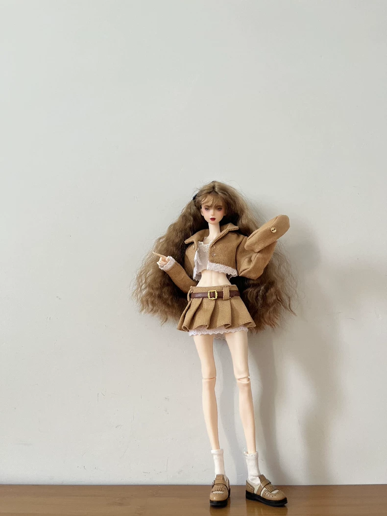 Stylish Beige BJD 1/6 Doll Outfit: Elegant Jacket, Pleated Skirt & Accessories for Collectors - Image 2