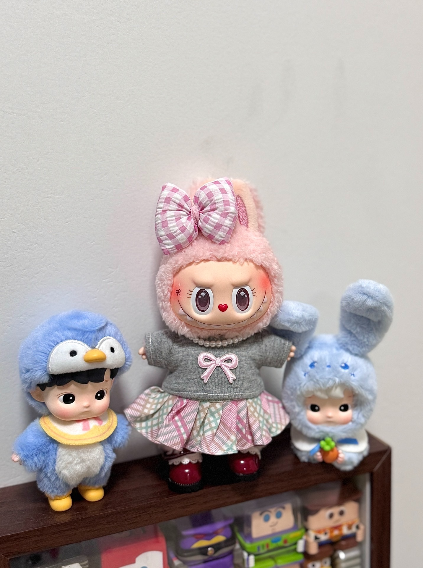 Charming LABUBU Doll Outfit: Cozy Sweater & Plaid Skirt Set – Perfect for Collectors & Enthusiasts - Image 2