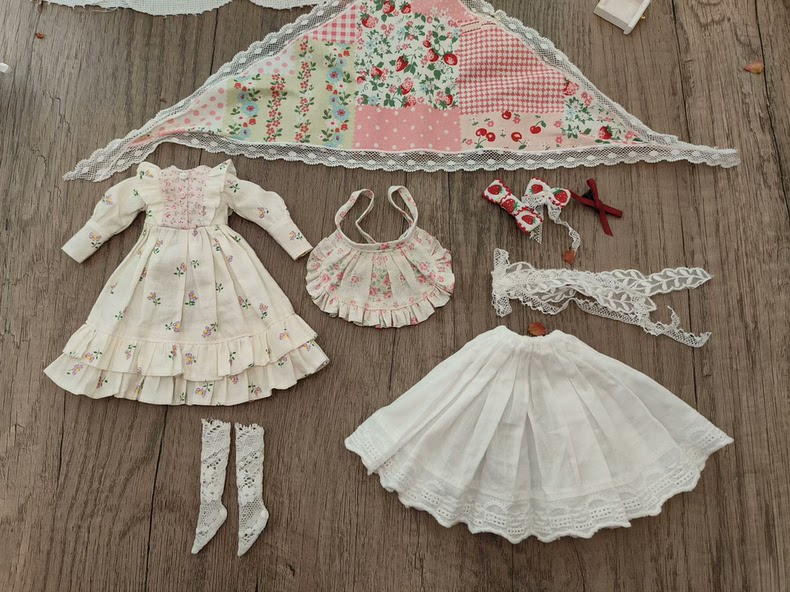 Vintage Elegance BLYTHE Doll Outfit: Lace & Floral Embroidered Dress with Accessories - Image 5