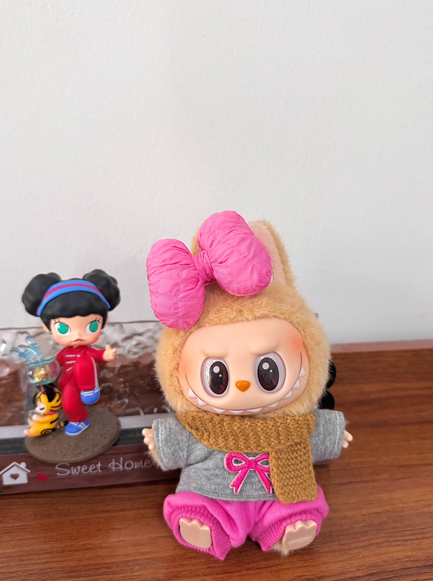Charming Labubu Doll Outfit: Gray T-Shirt, Pink Shorts & Brown Scarf – Stylish & Durable Collectible Accessory - Image 4