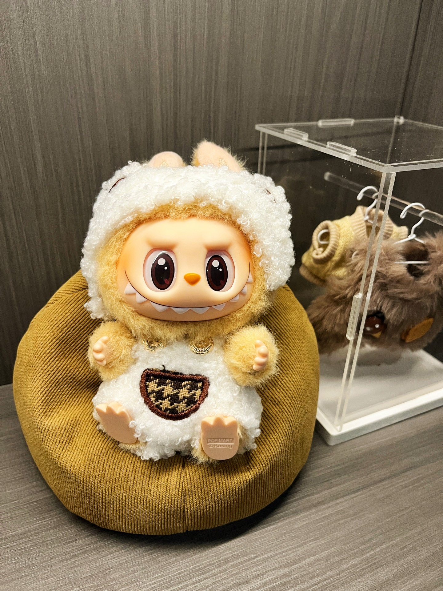 Adorable LABUBU Bear Outfit for Blind Box Figures – 1st & 2nd Gen Cozy Costume - Image 1