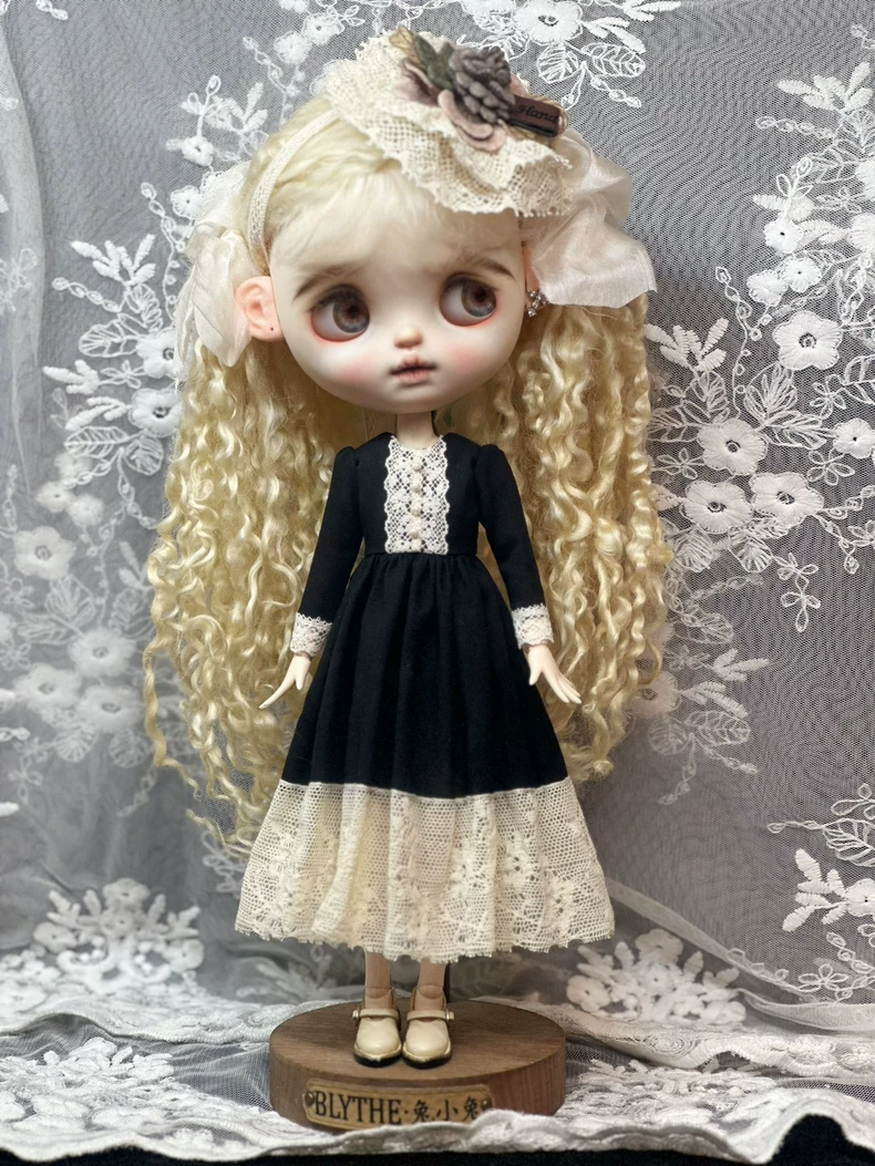 Elegant Blythe Doll Dress – Black & Cream Lace Outfit for OB24 & AZ – Collector’s Edition - Image 1