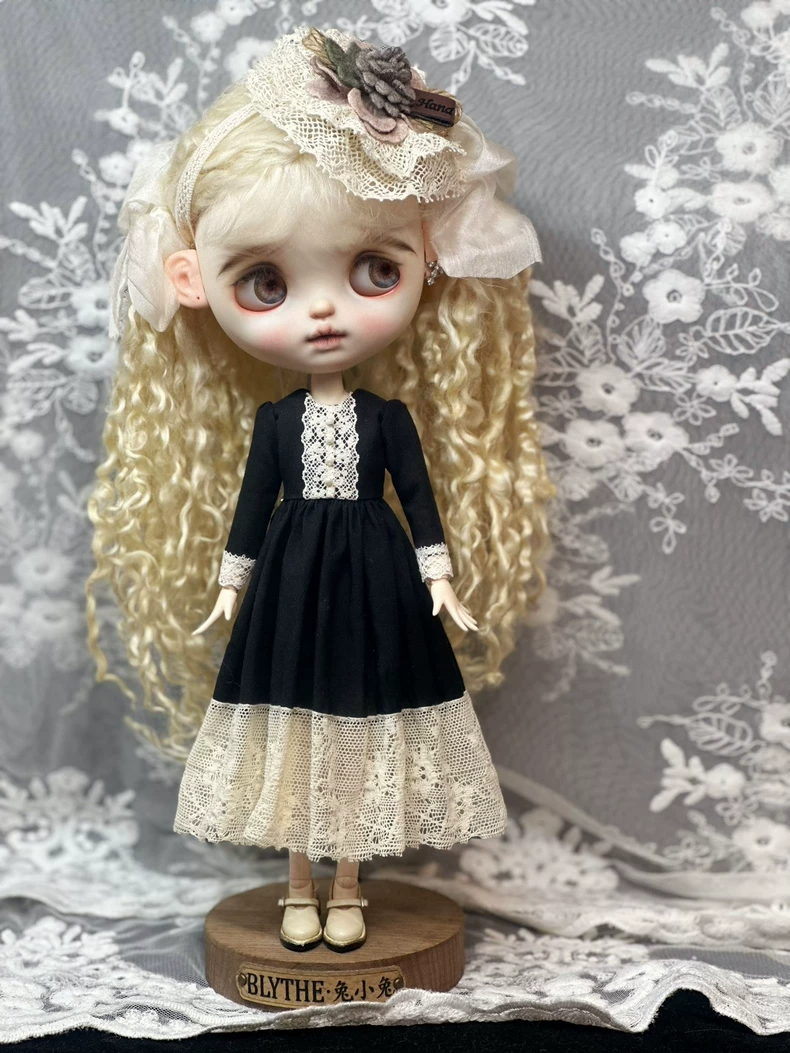 Elegant Blythe Doll Dress – Black & Cream Lace Outfit for OB24 & AZ – Collector’s Edition - Image 6