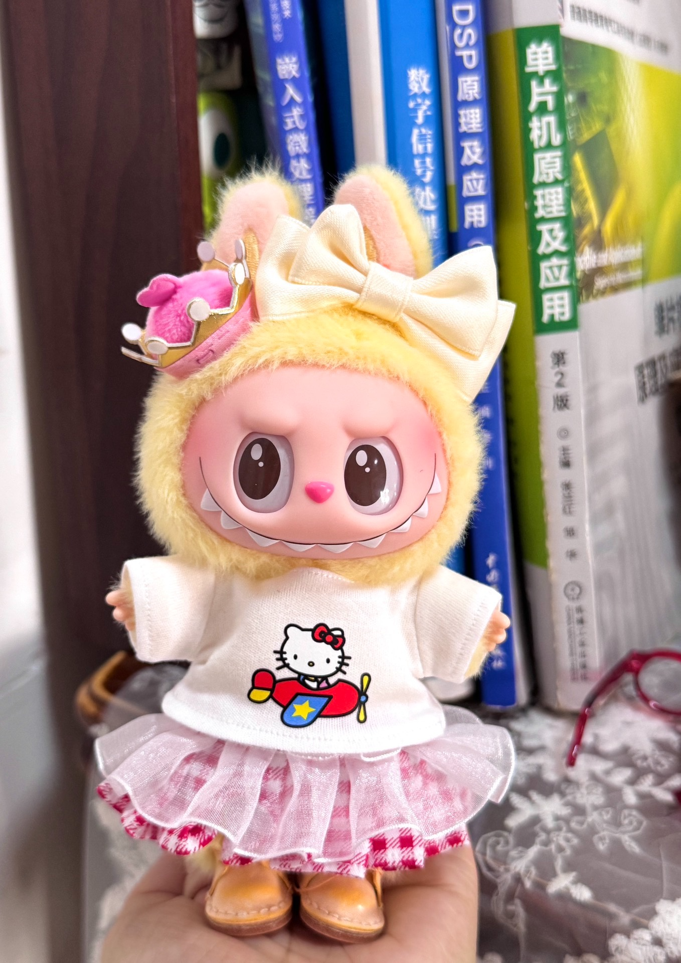 Charming KT-Themed Labubu Doll Outfit: White T-Shirt & Red Gingham Skirt for 17cm Figure - Image 1