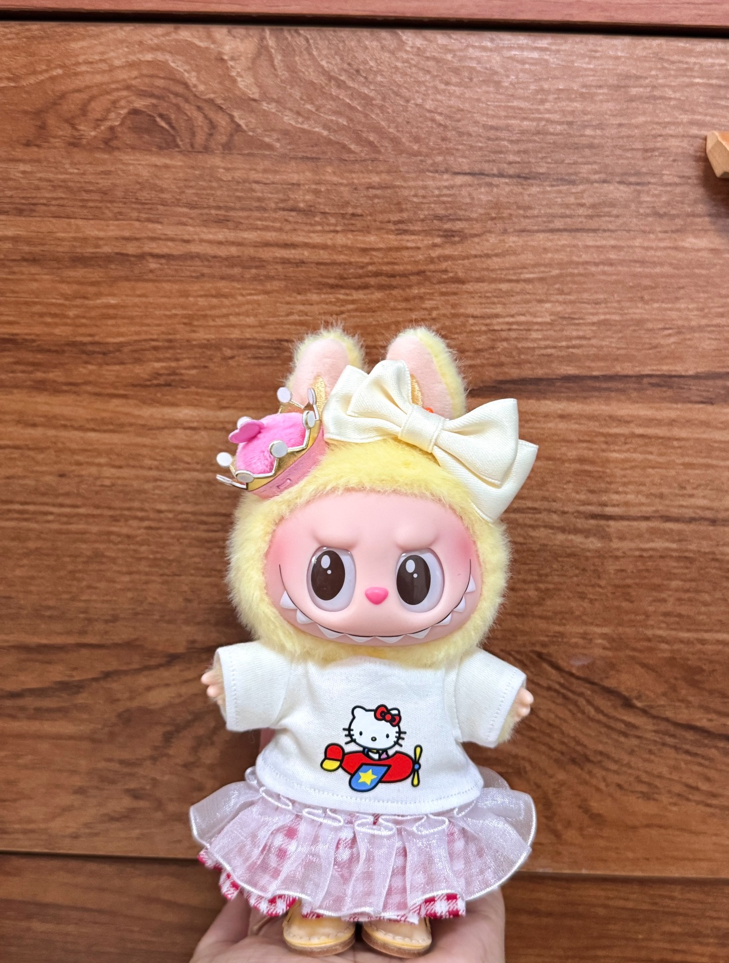 Charming KT-Themed Labubu Doll Outfit: White T-Shirt & Red Gingham Skirt for 17cm Figure - Image 3