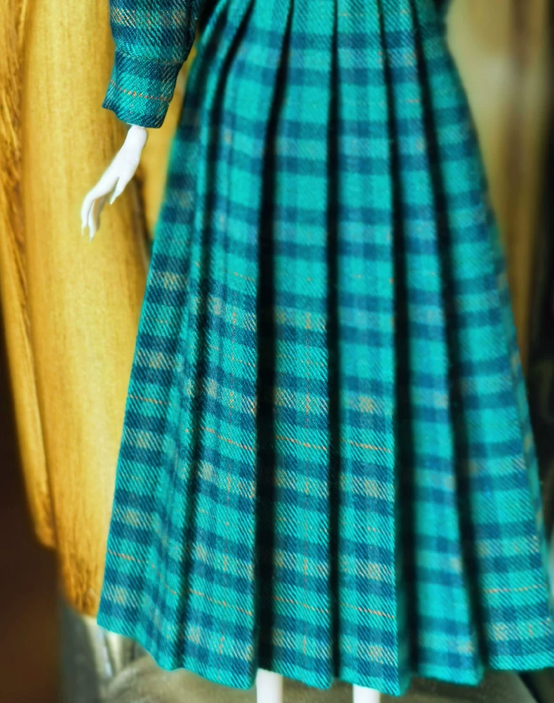 Vintage Green Plaid BJD 1/6 Doll Outfit – Elegant Dress with Hat & Accessories | Premium Quality - Image 4