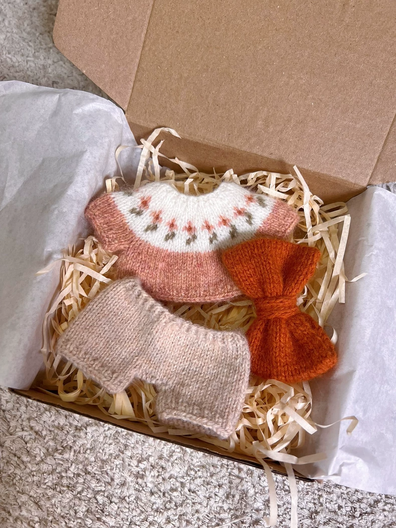 Charming Labubu Doll Outfit: Handcrafted Knitted Sweater & Pants with Floral Patterns & Orange Bow - Image 2