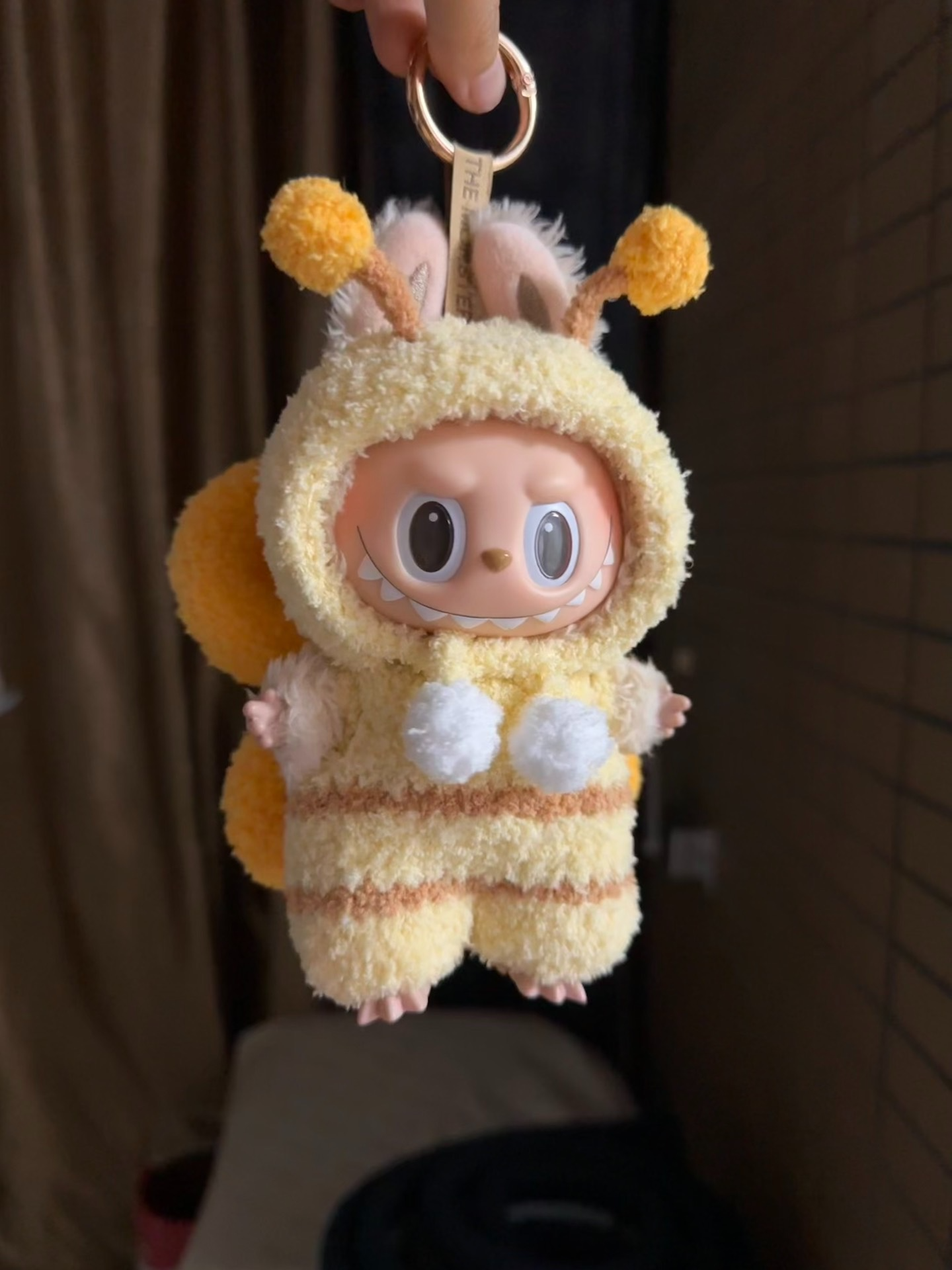 Adorable Labubu Bee Outfit: Plush Hat, Overalls & Wings for Collectible Figures - Image 1