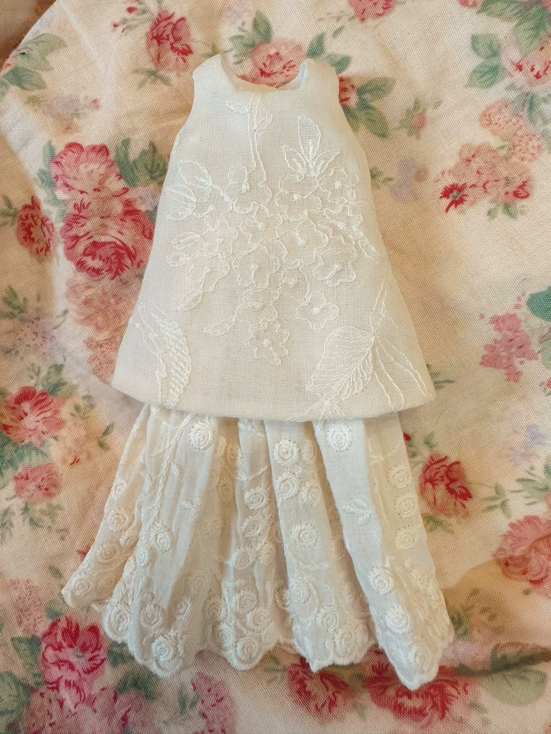 Exquisite Blythe Doll Outfit: Elegant Lace Ensemble for Ob24 Dolls | Premium Collectible - Image 2