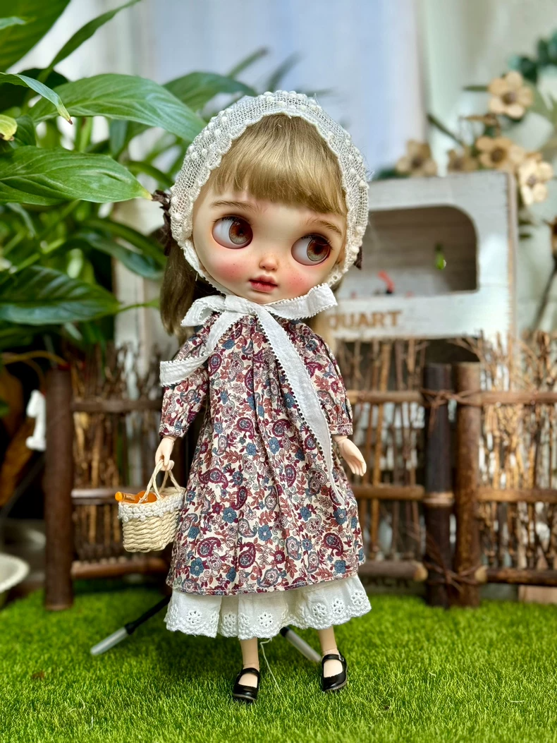 Vintage Floral Blythe Doll Outfit – Elegant Lace Dress & Headpiece for Collectors - Image 1