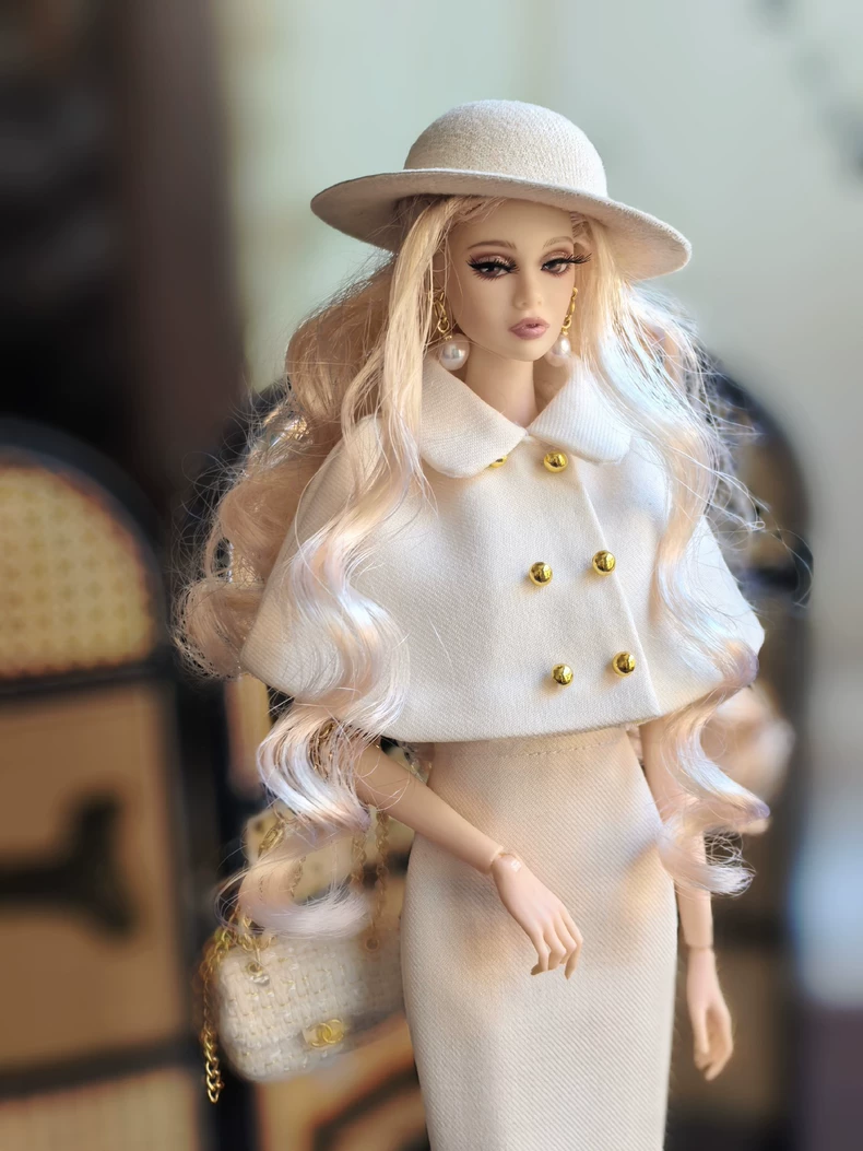 Elegant BJD 1/6 Outfit: Cape Top, Skirt & Hat Set in White/Black – Premium Doll Fashion - Image 2