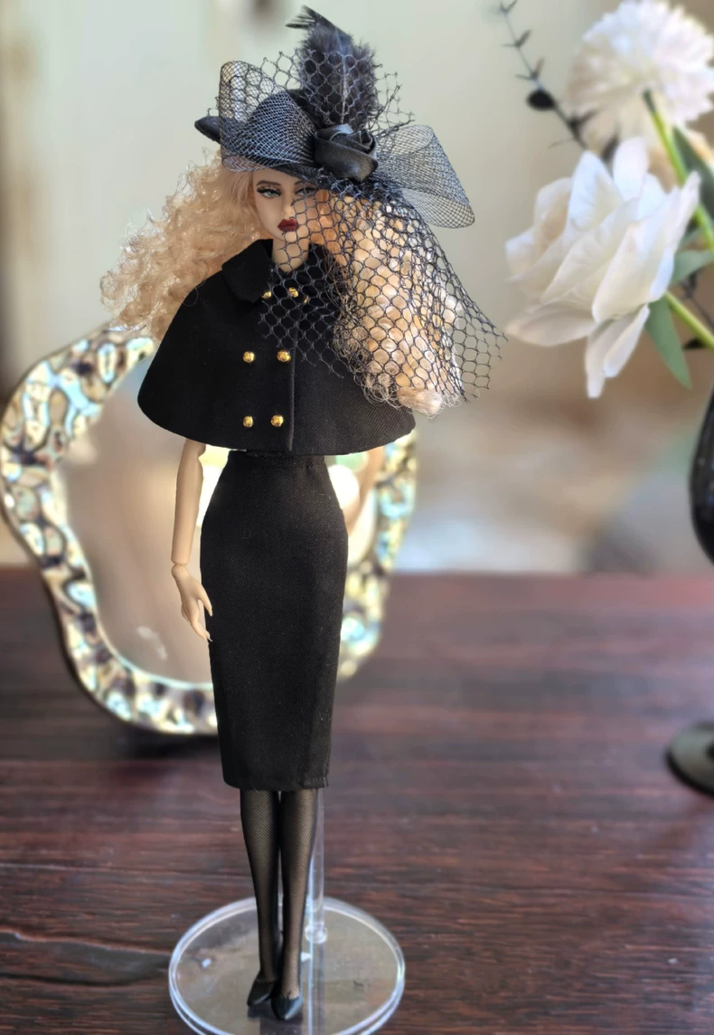 Elegant BJD 1/6 Outfit: Cape Top, Skirt & Hat Set in White/Black – Premium Doll Fashion - Image 4