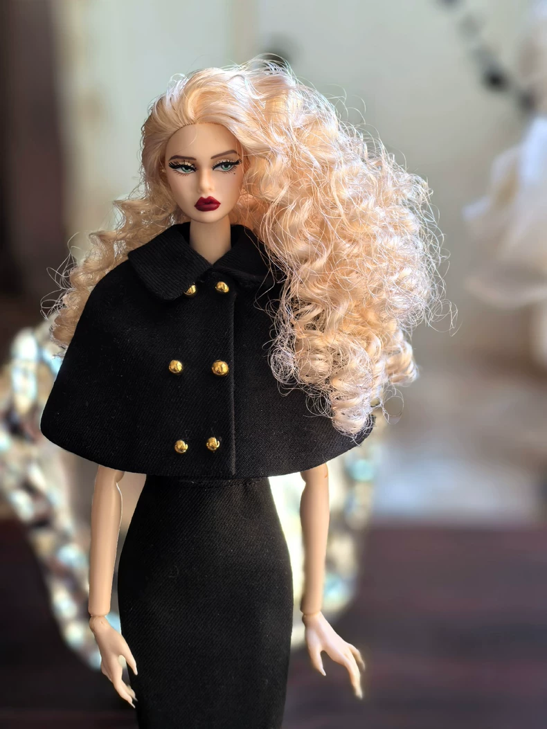 Elegant BJD 1/6 Outfit: Cape Top, Skirt & Hat Set in White/Black – Premium Doll Fashion - Image 5