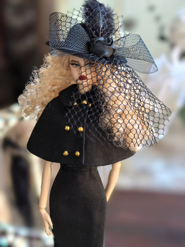 Elegant BJD 1/6 Outfit: Cape Top, Skirt & Hat Set in White/Black – Premium Doll Fashion - Image 6