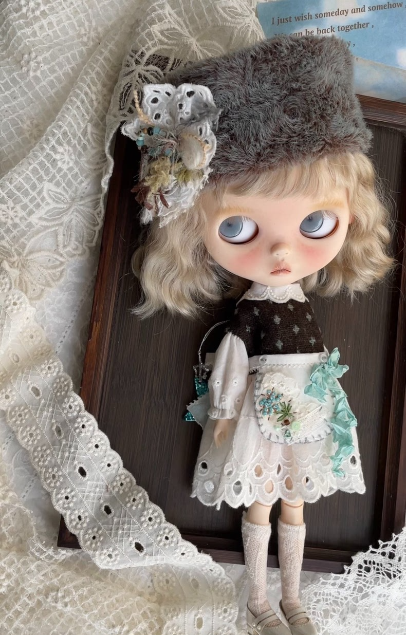 Vintage Blythe Doll Outfit – Lace Dress & Faux Fur Hat, Embroidered Apron, Collectible Elegance - Image 1