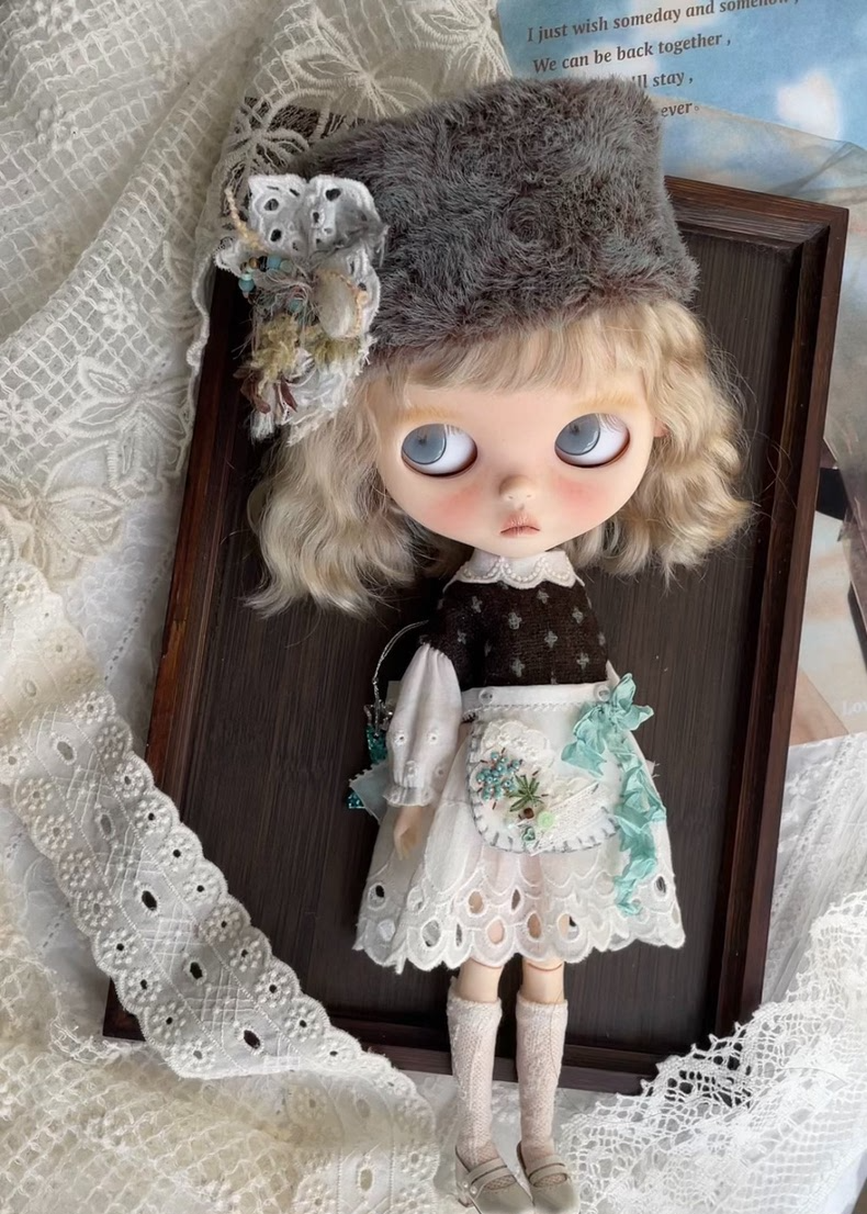 Vintage Blythe Doll Outfit – Lace Dress & Faux Fur Hat, Embroidered Apron, Collectible Elegance - Image 2