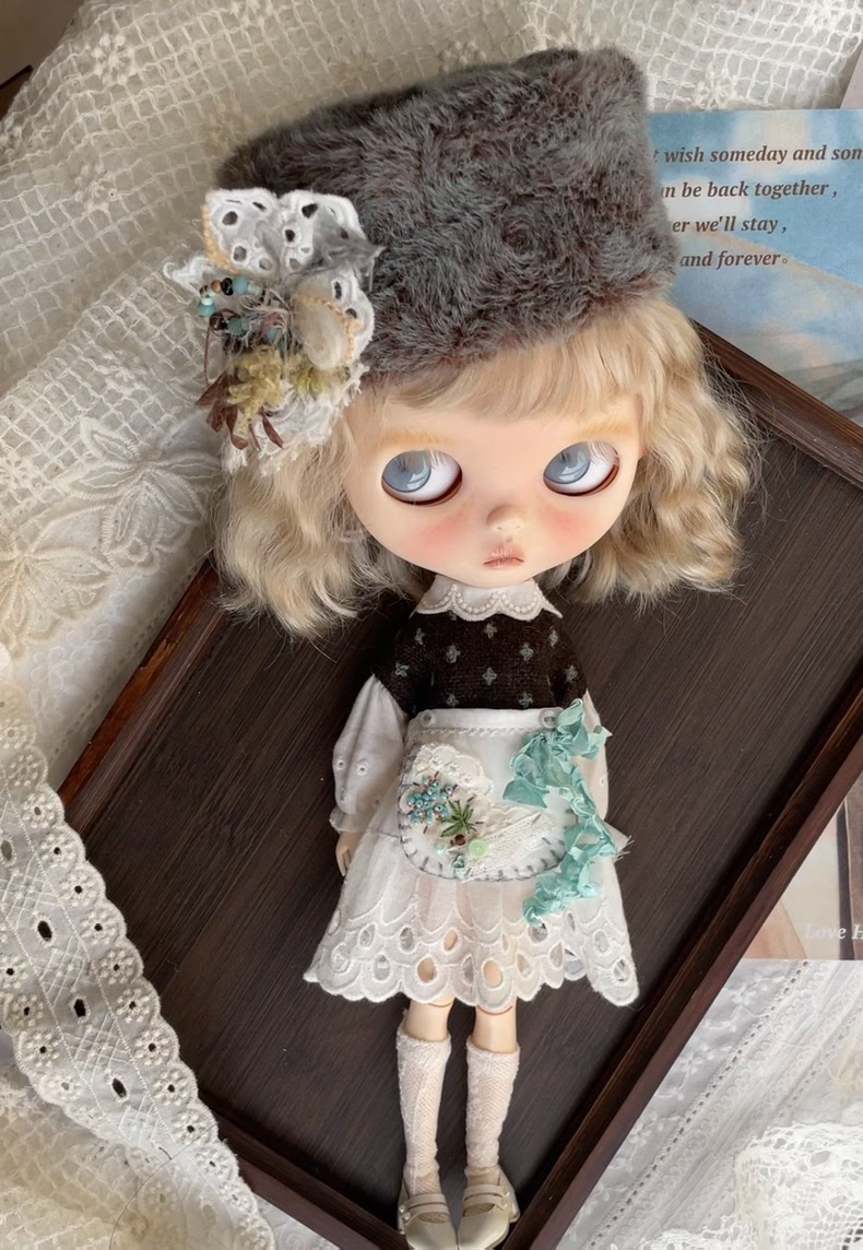Vintage Blythe Doll Outfit – Lace Dress & Faux Fur Hat, Embroidered Apron, Collectible Elegance - Image 3