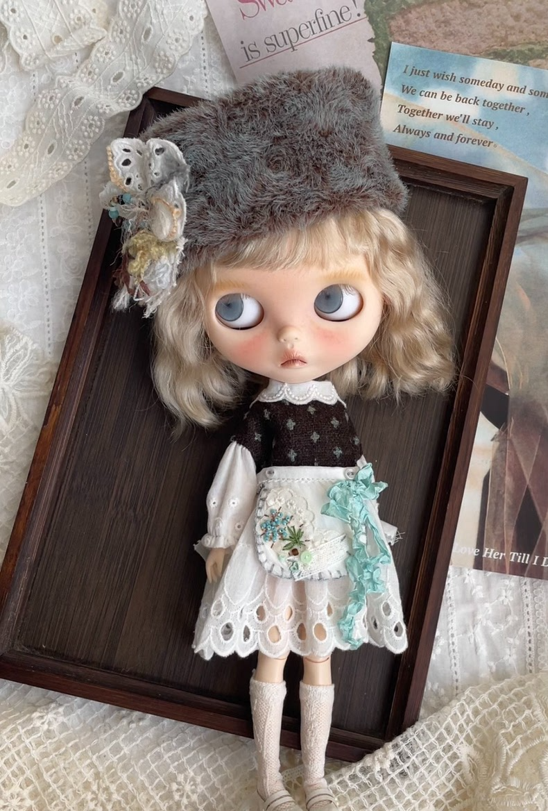 Vintage Blythe Doll Outfit – Lace Dress & Faux Fur Hat, Embroidered Apron, Collectible Elegance - Image 4