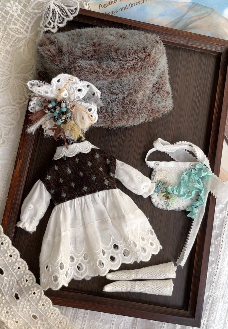 Vintage Blythe Doll Outfit – Lace Dress & Faux Fur Hat, Embroidered Apron, Collectible Elegance - Image 5