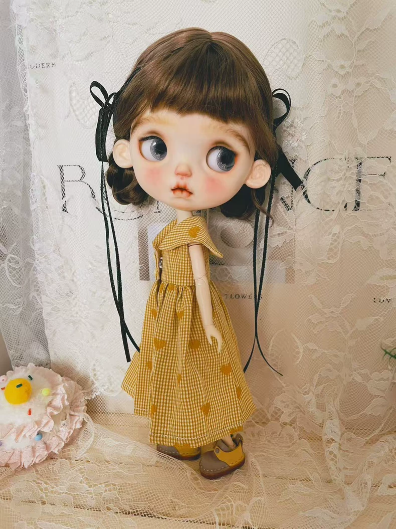 Charming Yellow Checkered Blythe Doll Dress with Heart Patterns & Matching Accessories – OB22/OB24 - Image 2