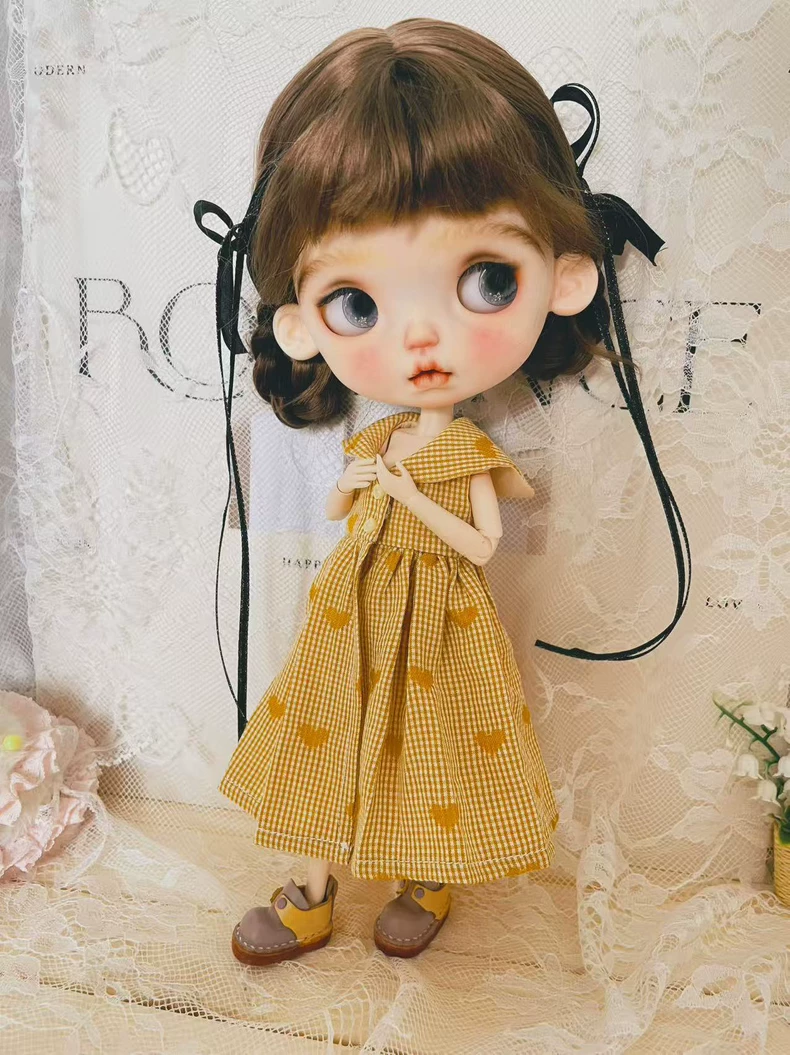 Charming Yellow Checkered Blythe Doll Dress with Heart Patterns & Matching Accessories – OB22/OB24 - Image 4