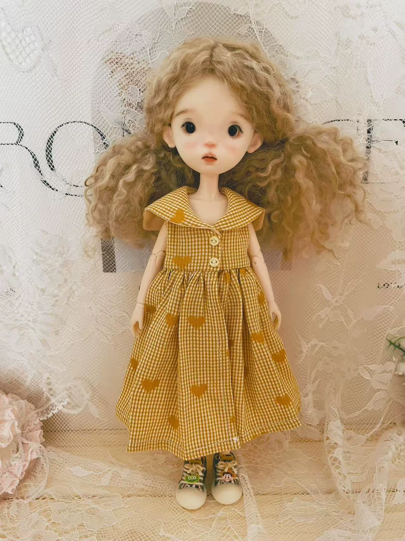 Charming Yellow Checkered Blythe Doll Dress with Heart Patterns & Matching Accessories – OB22/OB24 - Image 5